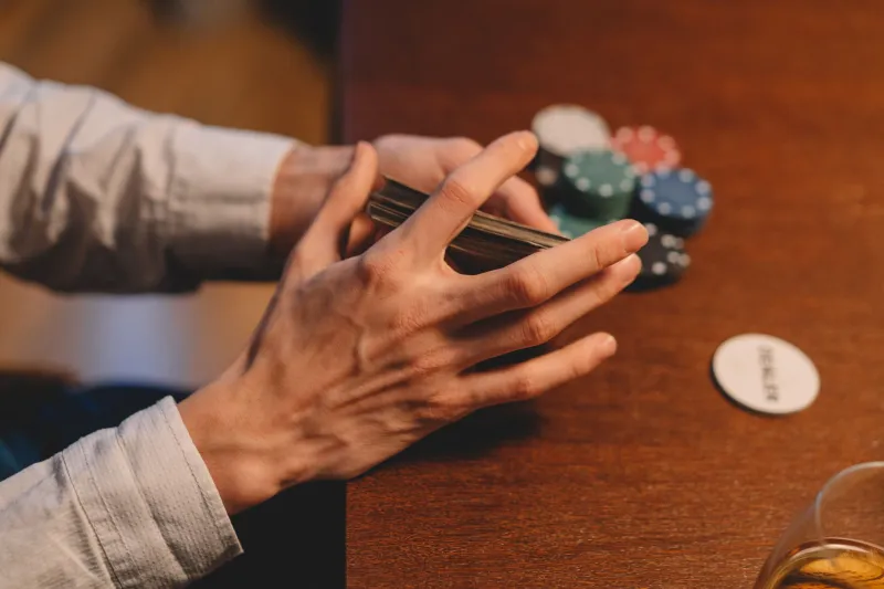 Senza Occhi negli Occhi: Come Riadattare la Tua Strategia al Poker Online